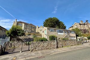 Hillside Setting- click for photo gallery